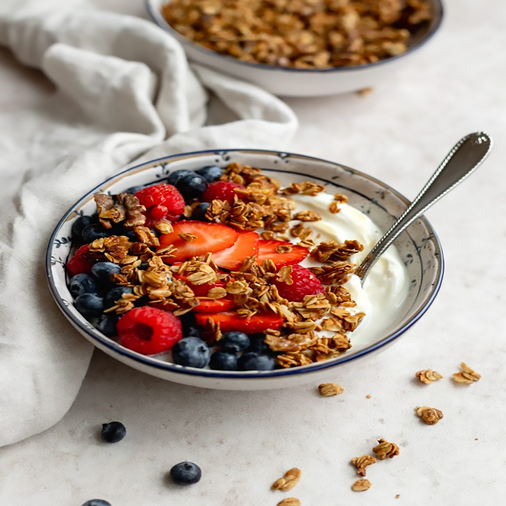 Yogur con granola y fruta